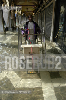 VENEZIA 15/10/04 - ALTA MAREA ©Graziano Arici/Rosebud2 ACQUA ALTA