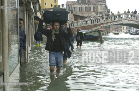 VENEZIA 31/10/04 - ALTA MAREA ©Graziano Arici/Rosebud2 ACQUA ALTA