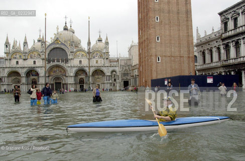 VENEZIA 31/10/04 - ALTA MAREA ©Graziano Arici/Rosebud2 ACQUA ALTA