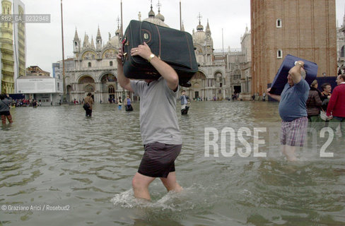 VENEZIA 31/10/04 - ALTA MAREA ©Graziano Arici/Rosebud2 ACQUA ALTA