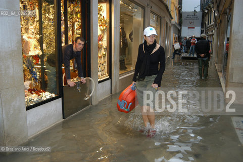 VENEZIA 1/11/04 - ALTA MAREA ©Graziano Arici/Rosebud2 ACQUA ALTA
