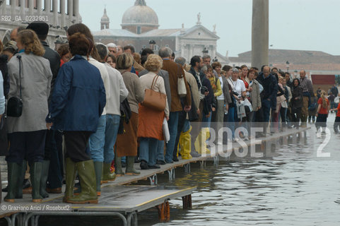 VENEZIA 1/11/04 - ALTA MAREA ©Graziano Arici/Rosebud2 ACQUA ALTA