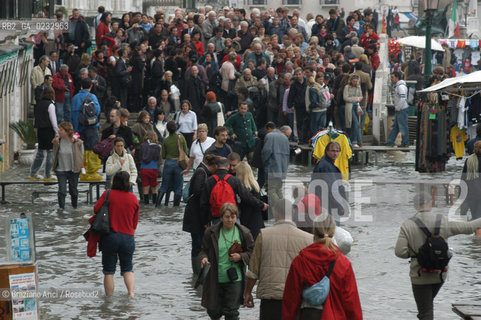 VENEZIA 1/11/04 - ALTA MAREA ©Graziano Arici/Rosebud2 ACQUA ALTA