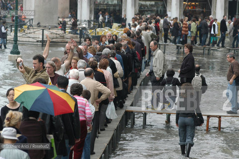 VENEZIA 1/11/04 - ALTA MAREA ©Graziano Arici/Rosebud2 ACQUA ALTA