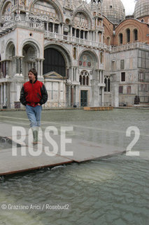 VENEZIA 10/11/04 - ALTA MAREA ©Graziano Arici/Rosebud2 ACQUA ALTA