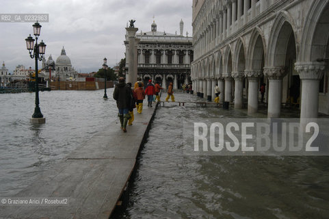 VENEZIA 10/11/04 - ALTA MAREA ©Graziano Arici/Rosebud2 ACQUA ALTA