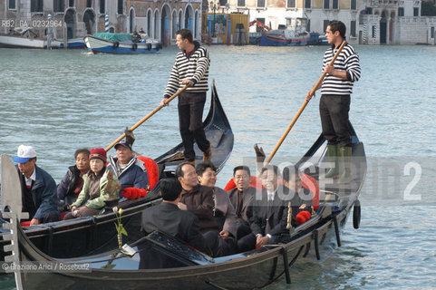 VENEZIA TURISTI CINESI IN GONDOLA © 2004 Graziano Arici/Rosebud2 TURISMO