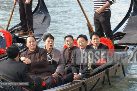 VENEZIA TURISTI CINESI IN GONDOLA © 2004 Graziano Arici/Rosebud2 TURISMO