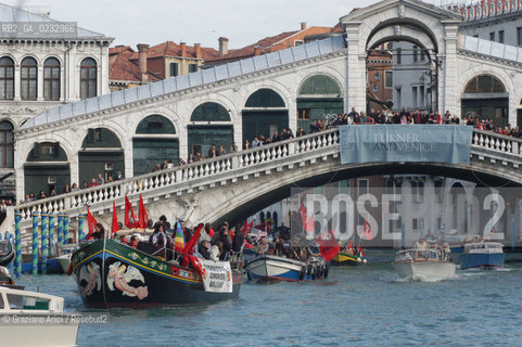 VENEZIA 13/11/04 MANIFESTAZIONE DEL PARTITO DI RIFONDAZIONE COMUNISTA E DEL MOVIMENTO NO GLOBAL CONTRO LASSEMBLEA PARLAMENTARE DELLA NATO ©Graziano Arici/Rosebud2