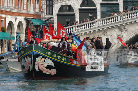VENEZIA 13/11/04 MANIFESTAZIONE DEL PARTITO DI RIFONDAZIONE COMUNISTA E DEL MOVIMENTO NO GLOBAL CONTRO LASSEMBLEA PARLAMENTARE DELLA NATO ©Graziano Arici/Rosebud2