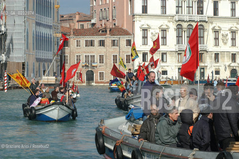 VENEZIA 13/11/04 MANIFESTAZIONE DEL PARTITO DI RIFONDAZIONE COMUNISTA E DEL MOVIMENTO NO GLOBAL CONTRO LASSEMBLEA PARLAMENTARE DELLA NATO ©Graziano Arici/Rosebud2