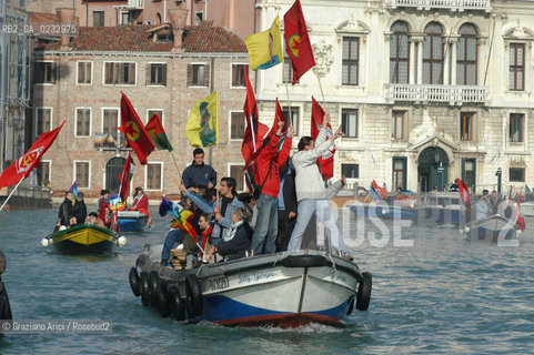 VENEZIA 13/11/04 MANIFESTAZIONE DEL PARTITO DI RIFONDAZIONE COMUNISTA E DEL MOVIMENTO NO GLOBAL CONTRO LASSEMBLEA PARLAMENTARE DELLA NATO ©Graziano Arici/Rosebud2