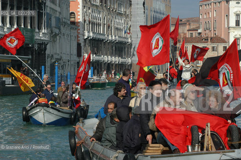 VENEZIA 13/11/04 MANIFESTAZIONE DEL PARTITO DI RIFONDAZIONE COMUNISTA E DEL MOVIMENTO NO GLOBAL CONTRO LASSEMBLEA PARLAMENTARE DELLA NATO ©Graziano Arici/Rosebud2