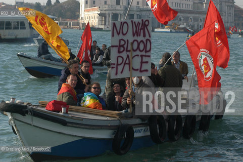 VENEZIA 13/11/04 MANIFESTAZIONE DEL PARTITO DI RIFONDAZIONE COMUNISTA E DEL MOVIMENTO NO GLOBAL CONTRO LASSEMBLEA PARLAMENTARE DELLA NATO ©Graziano Arici/Rosebud2