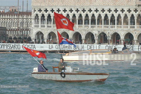 VENEZIA 13/11/04 MANIFESTAZIONE DEL PARTITO DI RIFONDAZIONE COMUNISTA E DEL MOVIMENTO NO GLOBAL CONTRO LASSEMBLEA PARLAMENTARE DELLA NATO ©Graziano Arici/Rosebud2