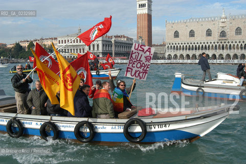 VENEZIA 13/11/04 MANIFESTAZIONE DEL PARTITO DI RIFONDAZIONE COMUNISTA E DEL MOVIMENTO NO GLOBAL CONTRO LASSEMBLEA PARLAMENTARE DELLA NATO ©Graziano Arici/Rosebud2