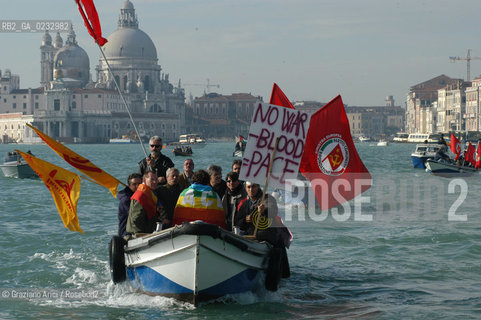 VENEZIA 13/11/04 MANIFESTAZIONE DEL PARTITO DI RIFONDAZIONE COMUNISTA E DEL MOVIMENTO NO GLOBAL CONTRO LASSEMBLEA PARLAMENTARE DELLA NATO ©Graziano Arici/Rosebud2