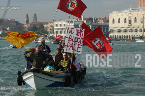 VENEZIA 13/11/04 MANIFESTAZIONE DEL PARTITO DI RIFONDAZIONE COMUNISTA E DEL MOVIMENTO NO GLOBAL CONTRO LASSEMBLEA PARLAMENTARE DELLA NATO  ©Graziano Arici/Rosebud2
