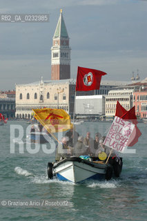 VENEZIA 13/11/04 MANIFESTAZIONE DEL PARTITO DI RIFONDAZIONE COMUNISTA E DEL MOVIMENTO NO GLOBAL CONTRO LASSEMBLEA PARLAMENTARE DELLA NATO  ©Graziano Arici/Rosebud2