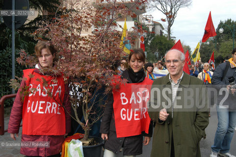 VENEZIA 13/11/04 MANIFESTAZIONE DEL PARTITO DI RIFONDAZIONE COMUNISTA E DEL MOVIMENTO NO GLOBAL CONTRO LASSEMBLEA PARLAMENTARE DELLA NATO  : VITTORIO AGNOLETTO CON LALBERO DELLA PACE ©Graziano Arici/Rosebud2