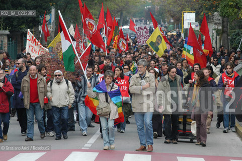 VENEZIA 13/11/04 MANIFESTAZIONE DEL PARTITO DI RIFONDAZIONE COMUNISTA E DEL MOVIMENTO NO GLOBAL CONTRO LASSEMBLEA PARLAMENTARE DELLA NATO  ©Graziano Arici/Rosebud2