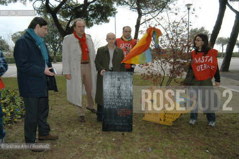 VENEZIA 13/11/04 MANIFESTAZIONE DEL PARTITO DI RIFONDAZIONE COMUNISTA E DEL MOVIMENTO NO GLOBAL CONTRO LASSEMBLEA PARLAMENTARE DELLA NATO  : VITTORIO AGNOLETTO CON LALBERO DELLA PACE ©Graziano Arici/Rosebud2