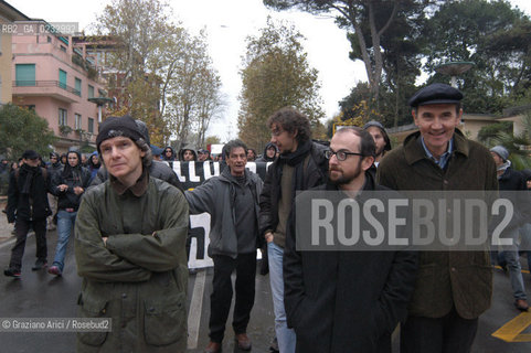 VENEZIA 13/11/04 MANIFESTAZIONE DI DISOBBEDIENTI LA LIDO CONTRO LASSEMBLEA PARLAMENTARE DELLA NATO : GIANFRANCO BETTIN E BEPPE CACCIA ©Graziano Arici/Rosebud2