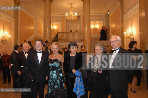 VENEZIA 12/11/04 APERTURA DELLA STAGIONE OPERISTICA AL GRAN TEATRO LA FENICE : ROMANO PRODI CON LA SIGNORA MAURA COSTA, LA SIGNORA PRODI CON LA MADRE E IL SINDACO DI VENEZIA PAOLO COSTA ©Graziano Arici/Rosebud2