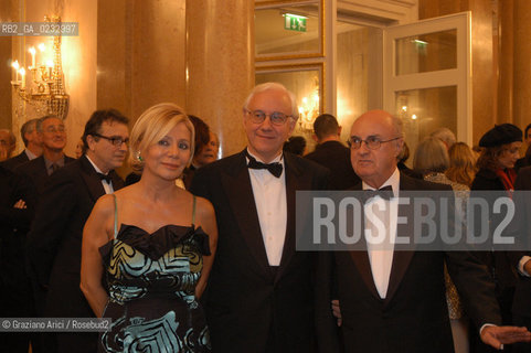 VENEZIA 12/11/04 APERTURA DELLA STAGIONE OPERISTICA AL GRAN TEATRO LA FENICE :  LA SIGNORA MAURA COSTA CON IL MARITO, SINDACO DI VENEZIA PAOLO COSTA E IL MINISTRO GIULIANO URBANI ©Graziano Arici/Rosebud2