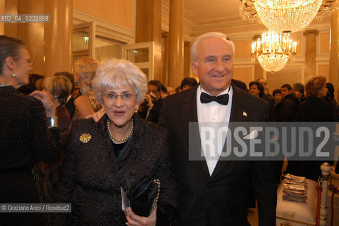 VENEZIA 12/11/04 APERTURA DELLA STAGIONE OPERISTICA AL GRAN TEATRO LA FENICE :  LAMBASCIATORE DEGLI STATI UNITI IN ITALIA MEL SEMBLER CON LA MOGLIE ©Graziano Arici/Rosebud2