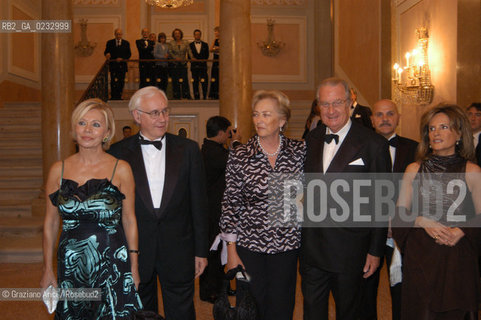 VENEZIA 12/11/04 APERTURA DELLA STAGIONE OPERISTICA AL GRAN TEATRO LA FENICE :  LA SIGNORA MAURA COSTA CON IL MARITO, IL SINDACOO DI VENEZIA PAOLO COSTA CON LA REGINA PAOLA DEL BELGIO E IL RE  ALBERTO II DEL BELGIO ©Graziano Arici/Rosebud2