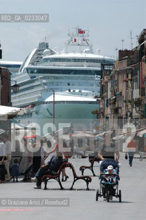 VENEZIA NAVE IN VIA GARIBALDI ©Graziano Arici/Rosebud2 ..