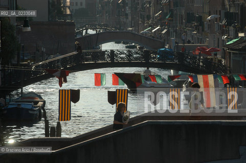 VENEZIA FESTA REGATA IN RIO DEGLI ORMESINI A CANNAREGIO ©Graziano Arici/Rosebud2 BANDIERA..