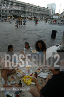 VENEZIA LUGLIO 2005 PICNIC DI TURISTI IN PIAZZA S.MARCO ©Graziano Arici/Rosebud2 TURISMO DEGRADO