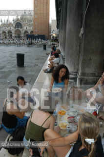 VENEZIA LUGLIO 2005 PICNIC DI TURISTI IN PIAZZA S.MARCO ©Graziano Arici/Rosebud2 TURISMO DEGRADO
