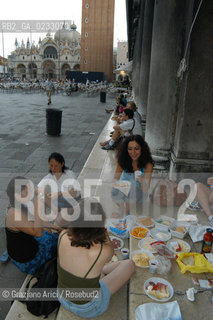 VENEZIA LUGLIO 2005 PICNIC DI TURISTI IN PIAZZA S.MARCO ©Graziano Arici/Rosebud2 TURISMO DEGRADO