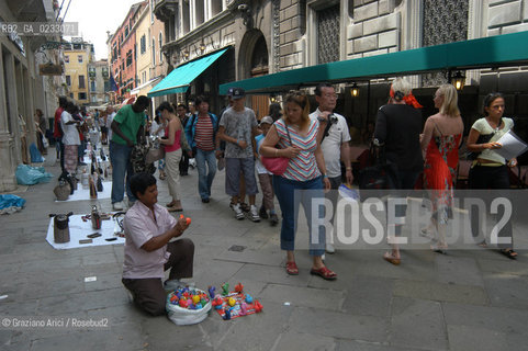 VENEZIA LUGLIO 2005 - VENDITORI ABUSIVI IN CALLE XXII MARZO ©Graziano Arici/Rosebud2 TURISMO