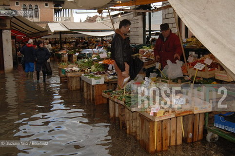 VENEZIA 3/12/05 ALTA MAREA A VENEZIA @ Graziano Arici/Rosebud2 ACQUA ALTA