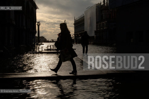 VENEZIA 3/12/05 ALTA MAREA A VENEZIA @ Graziano Arici/Rosebud2 ACQUA ALTA