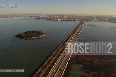 VENEZIA 11 GENNAIO 2006 - SKYLINE DI VENEZIA CON IL PONTE DELLA LIBERTˆ E LISOLA DI S.SECONDO ©Graziano Arici/Rosebud2 AEREA.