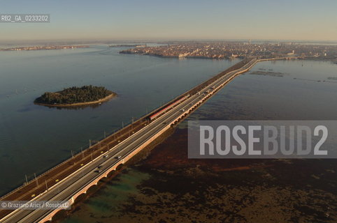 VENEZIA 11 GENNAIO 2006 - SKYLINE DI VENEZIA CON IL PONTE DELLA LIBERTˆ E LISOLA DI S.SECONDO ©Graziano Arici/Rosebud2 AEREA.