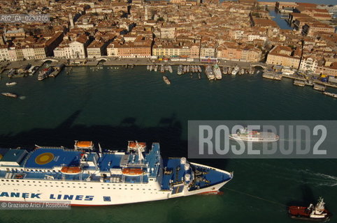 VENEZIA 11 GENNAIO 2006 - FOTO AEREA DI VENEZIA  CON NAVE  ©Graziano Arici/Rosebud2 AEREA.