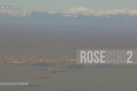 VENEZIA 11 GENNAIO 2006 - FOTO AEREA DI VENEZIA CON SMOG INQUINAMENTO ©Graziano Arici/Rosebud2 AEREA ECOLOGIA.
