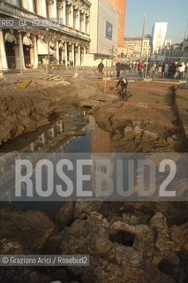 VENEZIA 31 GENNAIO 2006 - LAVORI DI SCAVO ARCHEOLOGICO IN PIAZZETTA DI S.MARCO CON RINVENIMENTO DI ANTICHE PAVIMENTAZIONI E LE PASI DEL PALCO PER LE ESECUZIONI ©Graziano Arici/Rosebud2 ARCHEO PIAZZA