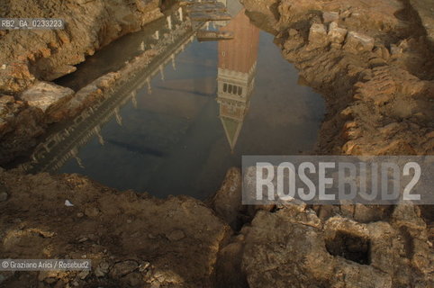 VENEZIA 31 GENNAIO 2006 - LAVORI DI SCAVO ARCHEOLOGICO IN PIAZZETTA DI S.MARCO CON RINVENIMENTO DI ANTICHE PAVIMENTAZIONI E LE PASI DEL PALCO PER LE ESECUZIONI ©Graziano Arici/Rosebud2 ARCHEO PIAZZA