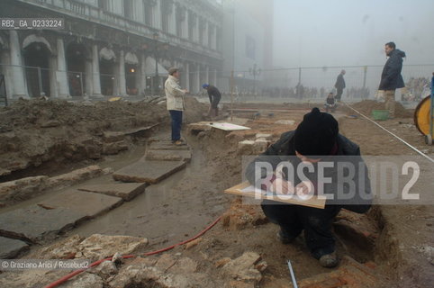 VENEZIA 31 GENNAIO 2006 - LAVORI DI SCAVO ARCHEOLOGICO IN PIAZZETTA DI S.MARCO CON RINVENIMENTO DI ANTICHE PAVIMENTAZIONI E LE PASI DEL PALCO PER LE ESECUZIONI ©Graziano Arici/Rosebud2 ARCHEO PIAZZA