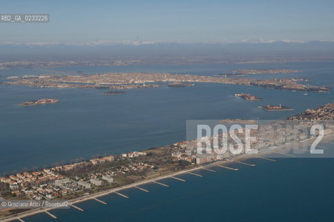 VENEZIA GENNAIO 2006 -FOTO AEREA DEL LIDO CON LO SFONDO DI VENEZIA @ Graziano Arici/Rosebud2