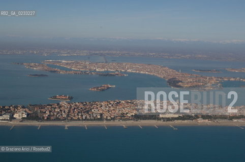 VENEZIA GENNAIO 2006 -FOTO AEREA DEL LIDO CON LO SFONDO DI VENEZIA @ Graziano Arici/Rosebud2