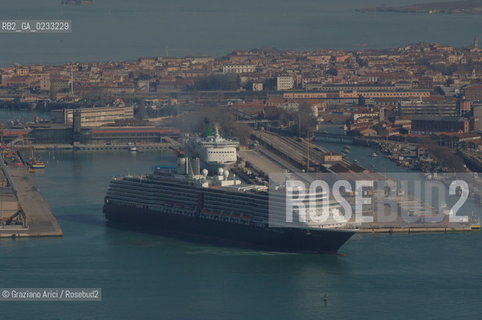 VENEZIA GENNAIO 2006 -FOTO AEREA DEL PORTO PASSEGGERI  @ Graziano Arici/Rosebud2 NAVE
