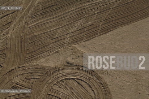 VENEZIA GENNAIO 2006 -FOTO AEREA DELLA LAGUNA CON DEI DISEGNI SULLA SABBIA  @ Graziano Arici/Rosebud2